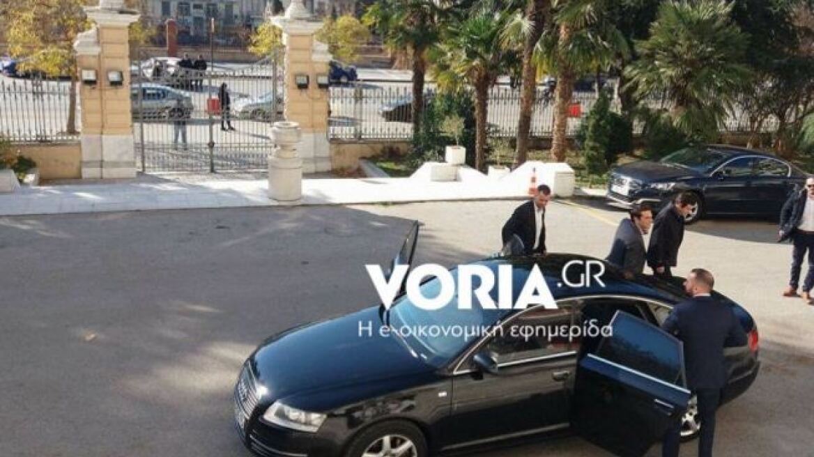 Έφτασε στη Θεσσαλονίκη ο Αλέξης Τσίπρας - Τον περίμεναν διαδηλωτές
